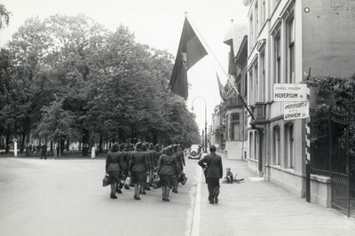 97540 Afbeelding van een groep 'grijze muizen', vrouwelijk personeel van de Duitse Luftwaffe, marcherend over de ...